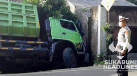 Truk kecelakaan di Baros. l Eka Lesmana