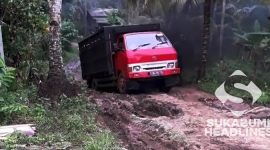 Jalan rusak Kampung Cilame, Tegalbuleud. l Eka Lesmana
