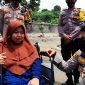  Suasana pertemuan Dedy Darmawansyah dan Niko Nurallah Adiputra dengan Hasni penyandang disabilitas. l Dok. sukabumiheadlines.com