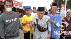 Miftahudin (kaos kuning) dan kakeknya dijemput Kemensos. l Riswanto