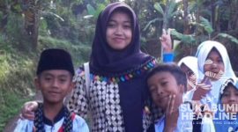 Alvi Rahayu bersama anak didiknya. l Dok. Pribadi