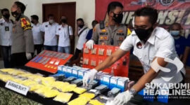 Kapolres Sukabumi dengan barang bukti kejahatan, Sabtu (1/1/2022). 
