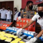 Kapolres Sukabumi dengan barang bukti kejahatan, Sabtu (1/1/2022). 
