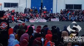 Ribuan buruh melakukan aksi mogok kerja di halaman pabrik. I Anry Wijaya

