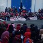Ribuan buruh melakukan aksi mogok kerja di halaman pabrik. I Anry Wijaya
