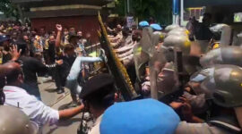 Demo ricuh Ormas GMBI di Mapolda Jabar. l Istimewa
