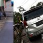 Minibus terperosok lubang jembatan Cicuwol. l Ani Nurul