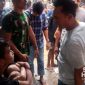 Diduga maling (kaos hitam), nyaris babak belur dimassa. l Dok. sukabumiheadlines.com