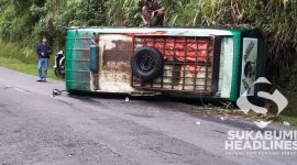 Kondisi Minibus terguling di Tanjakan Pasir Bilik, Desa Buniwangi, Palabuhanratu, Sukabumi. l Dok. sukabumiheadlines.com
