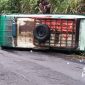 Kondisi Minibus terguling di Tanjakan Pasir Bilik, Desa Buniwangi, Palabuhanratu, Sukabumi. l Dok. sukabumiheadlines.com
