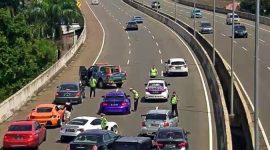 Konvoi mobil mewah berhenti di tol. l Istimewa
