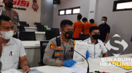 Kapolres Sukabumi AKBP Dedy Darmawansyah saat menunjukan surat-surat tanah. l Dok. sukabumiheadlines.com
