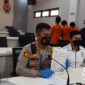 Kapolres Sukabumi AKBP Dedy Darmawansyah saat menunjukan surat-surat tanah. l Dok. sukabumiheadlines.com
