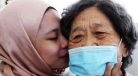 Rohana Abdullah (22) bersama ibu angkatnya, Chee Hoi Lan I Istimewa