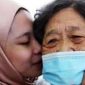 Rohana Abdullah (22) bersama ibu angkatnya, Chee Hoi Lan I Istimewa