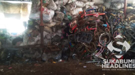 Barang bekas tak layak pakai di gudang milik Lukman Heru. l Ade Yosca Baharetha
