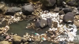 Sampah styrofoam di Sungai Cicatih Parungkuda. 
