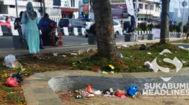 Sampah berserakan di area Lapang Merdeka. l Istimewa
