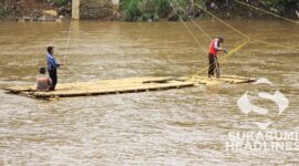 Warga Cibuntu menggunakan rakit saat menyeberangi Sungai Cimandiri. l Dok. sukabumiheadlines.com
