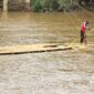 Warga Cibuntu menggunakan rakit saat menyeberangi Sungai Cimandiri. l Dok. sukabumiheadlines.com
