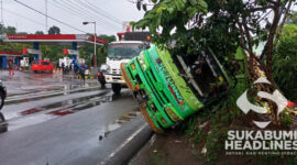 Truk muatan sampah terguling di Parungkuda. l Fery Heryadi