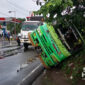 Truk muatan sampah terguling di Parungkuda. l Fery Heryadi