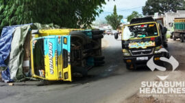 Truk terguling di Parungkuda. l Anry Wijaya
