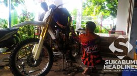 Ujang Epul di bengkel motor miliknya. l Istimewa
