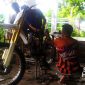 Ujang Epul di bengkel motor miliknya. l Istimewa
