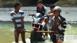 Sepeda motor Supardi digotong melintasi sungai. I Dok. Pribadi