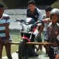 Sepeda motor Supardi digotong melintasi sungai. I Dok. Pribadi