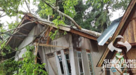 Rumah rusak tertimpa pohon tumbang di Cicadas. l Istimewa
