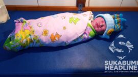 Bayi perempuan dibuang di eras rumah warga Sukamaju. I Dok. sukabumiheadlines.com
