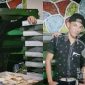 Angga Suganda bersama karyawan dan roti produksinya. l Istimewa