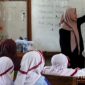 Komunitas GMD saat mengajar di kelas. l Istimewa