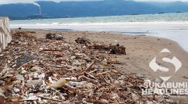Kondisi sampah yang berserakan di pantai Citepus, Palabuhanratu, Senin (7/2/2022).
