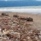 Kondisi sampah yang berserakan di pantai Citepus, Palabuhanratu, Senin (7/2/2022).
