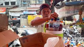 Ugan Sugandi pedagang kopi keliling di Pasar Palabuhanratu. l Dok. sukabumiheadline.com