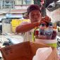 Ugan Sugandi pedagang kopi keliling di Pasar Palabuhanratu. l Dok. sukabumiheadline.com