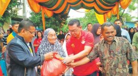 Warga Tionghoa Aceh saat memberikan bantuan sembako. l Istimewa