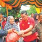Warga Tionghoa Aceh saat memberikan bantuan sembako. l Istimewa