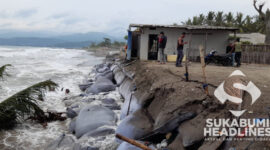 Rumah Ade Kumis terancam abrasi pantai. l sukabumiheadlines.com
