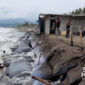 Rumah Ade Kumis terancam abrasi pantai. l sukabumiheadlines.com
