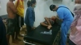 Korban terseret ombak mendapat perawatan. l Istimewa
