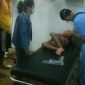 Korban terseret ombak mendapat perawatan. l Istimewa
