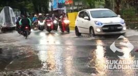 Genangan air di ruas Jalan Nasional Palabuhanratu-Cisolok. l Dok. 