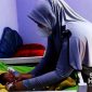 Bidan Ellya Yuningsih saat merawat bayi perempuan yang ditemukan di teras rumah warga Cidahu. l Dok. sukabumiheadlines.com
