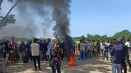 Aksi bakar ban di area Sirkuit Mandalika. l Istimewa