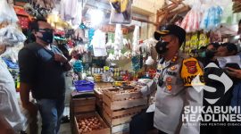 Kapolres Sukabumi AKBP Dedy Darmawansyah Nawirputra berbincang dengan pedagang PSM Palabuhanratu. l Istimewa