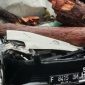 Mobil ringsek tertimpa pohon di Cikidang. l Istimewa
